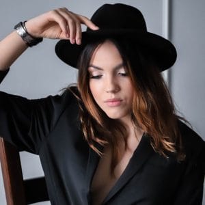 Natūralios odos apyrankė su dviem spaudėmis