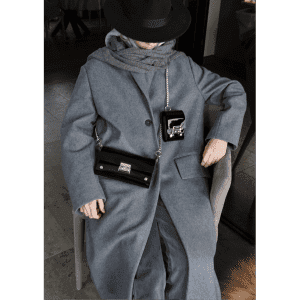 DVIEJŲ DALIŲ LAKINĖS ODOS RANKINĖ SU GRANDINĖLE