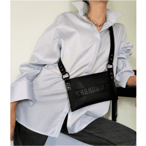 Odinė rankinė su diržu – juoda minimalistinė