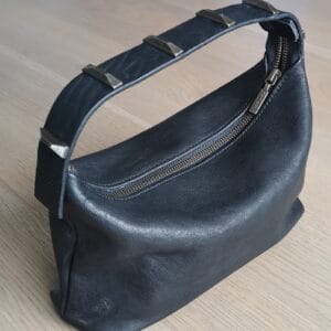 Minkštos odos rankinukas su trumpa rankena