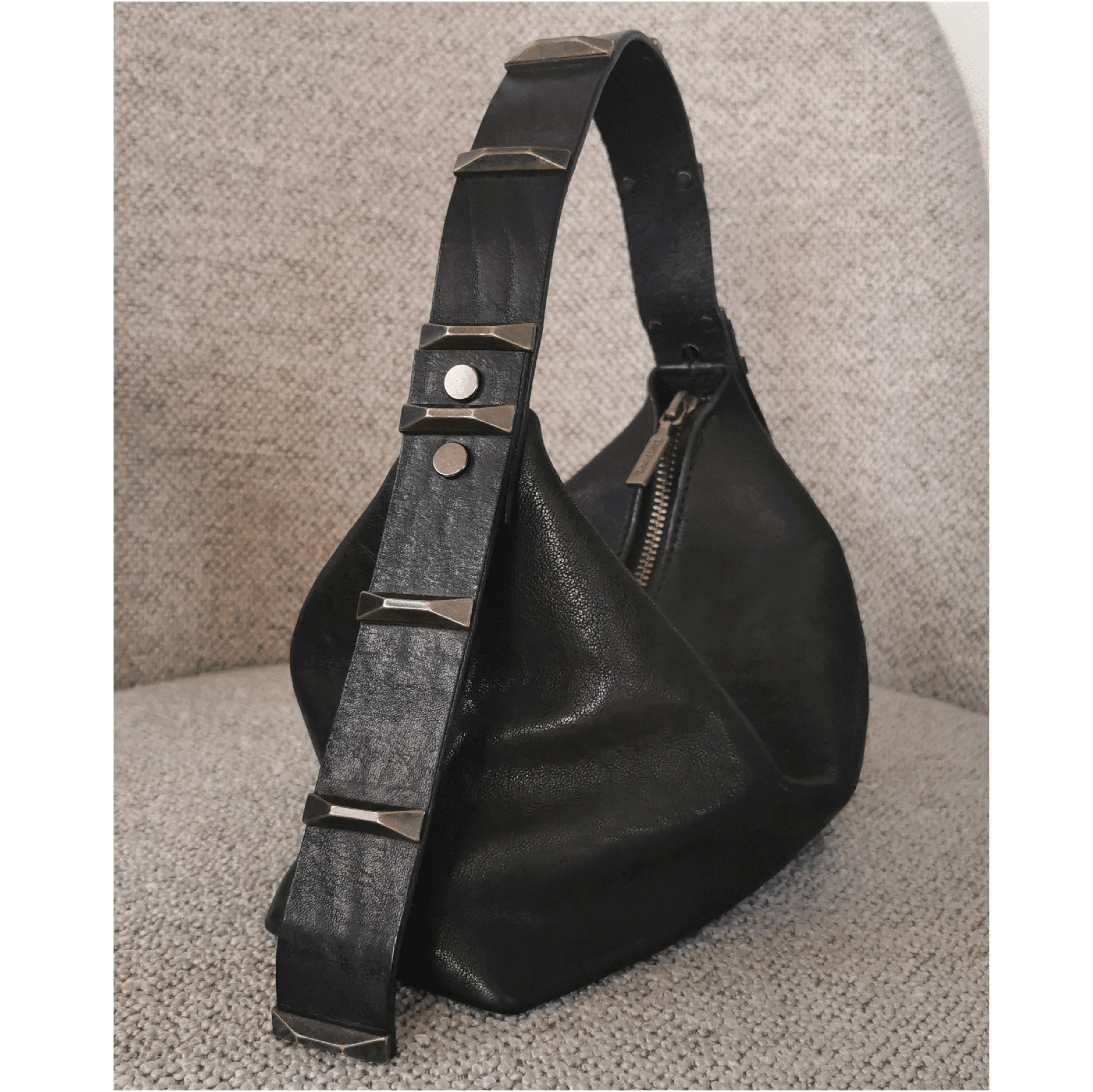 Minkštos odos rankinukas su trumpa rankena